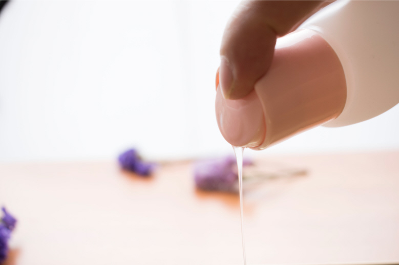 مرطبات المهبل تمنحكِ راحة يومية مستمرة، بينما المزلقات تعمل فورًا أثناء العلاقة الحميمة.