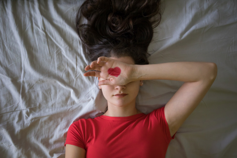 الجفاف المهبلي لا يقتصر على الانزعاج، بل يمكن أن يؤثر على علاقتكِ الحميمة، ثقتكِ بنفسكِ، وصحتكِ العامة.