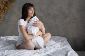 الرغبة بعد الولادة: لماذا تتغيّر وكيف تستعيدينها؟