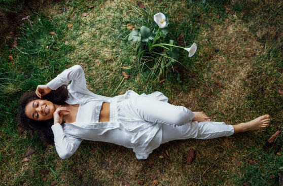 امرأة تتأمل في الطبيعة، تركز على السلام الداخلي والوعي الذاتي كطرق طبيعية لدعم الخصوبة وتقليل التوتر.