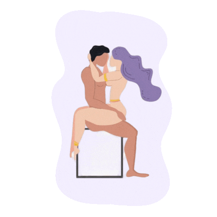 وضعية العناق على الكرسي حيث تجلس المرأة في حضن الشريك، مع تحفيز طبيعي للبظر وقرب عاطفي عميق.