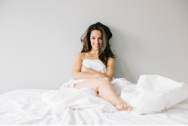 امرأة تتحرّك بنيّة ووعي جسدي في لحظة حميمية ناعمة تتبع إيقاع جسدها الطبيعي.