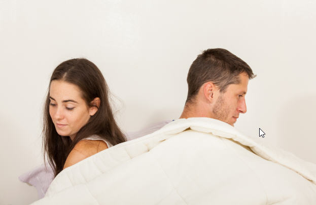 رجل يركز على ذاته في العلاقة الحميمة، يظهر بصورة واثقة ومتكبرة أثناء الفراش