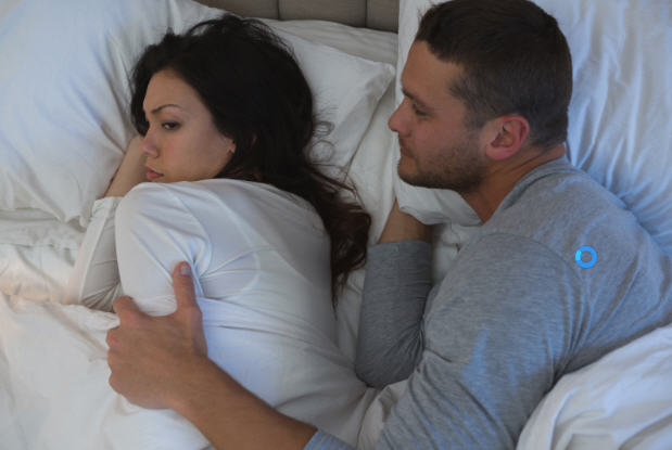 امرأة تشعر بالأذى من الانتقاد أثناء العلاقة الحميمة