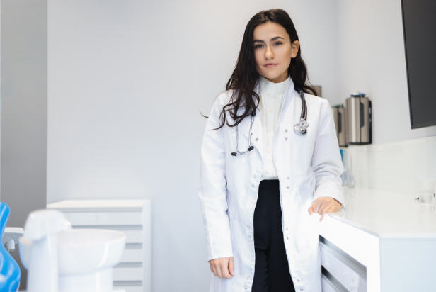 Female doctor standing in a medical clinic, representing hormonal diagnosis and women’s health care.