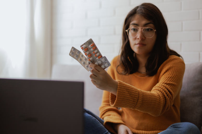 امرأة تتحدث مع طبيبة خلال استشارة طبية حول أعراض مهبلية، تعبّر عن أهمية التشخيص الصحيح قبل العلاج